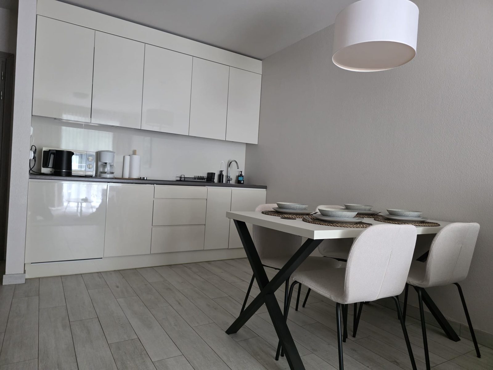 W pełni wyposażony aneks kuchenny apartamentu Czarna Góra Resort