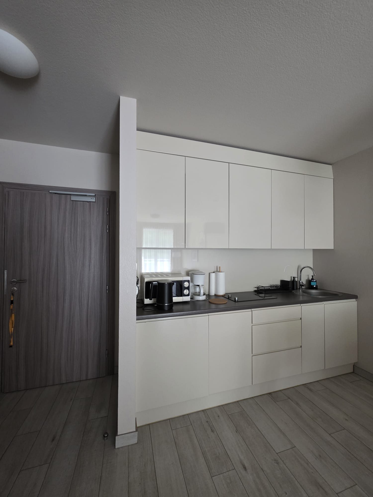 Kuchnia apartamentu w Siennej, lodówka i mikrofala