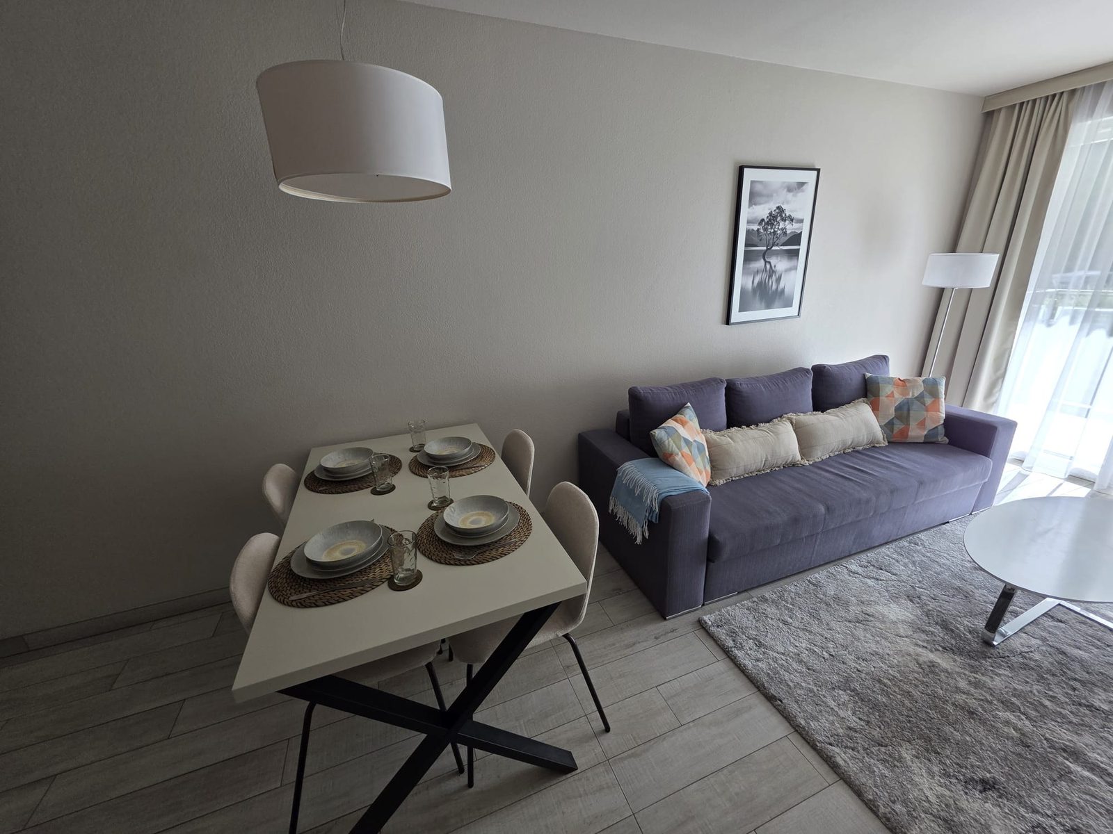 Część jadalniana salonu apartamentu w Siennej ze stołem