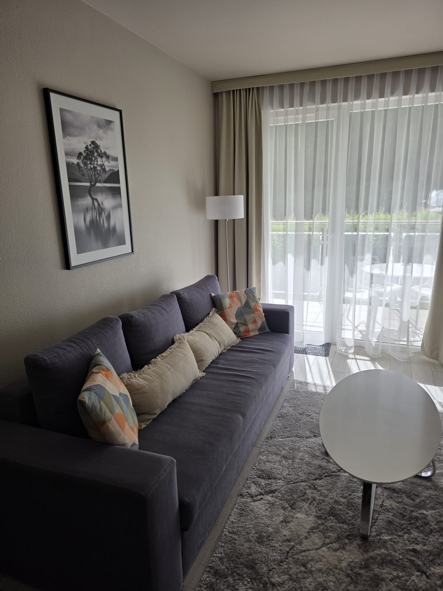 Salon apartamentu Bormio 25 z przeszklonym wyjściem na prywatny balkon i las