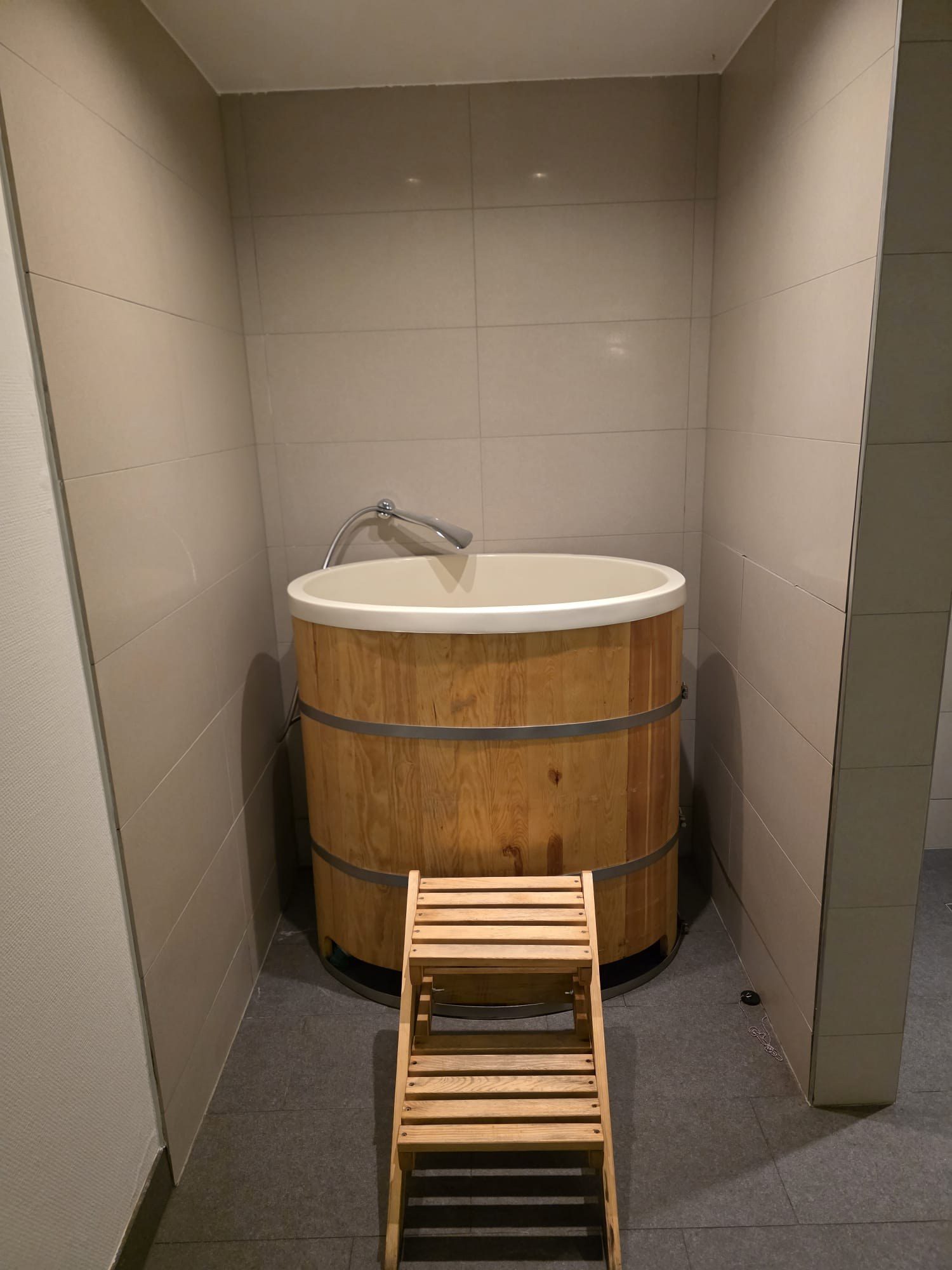 Strefa spa z balią i sauną w Siennej