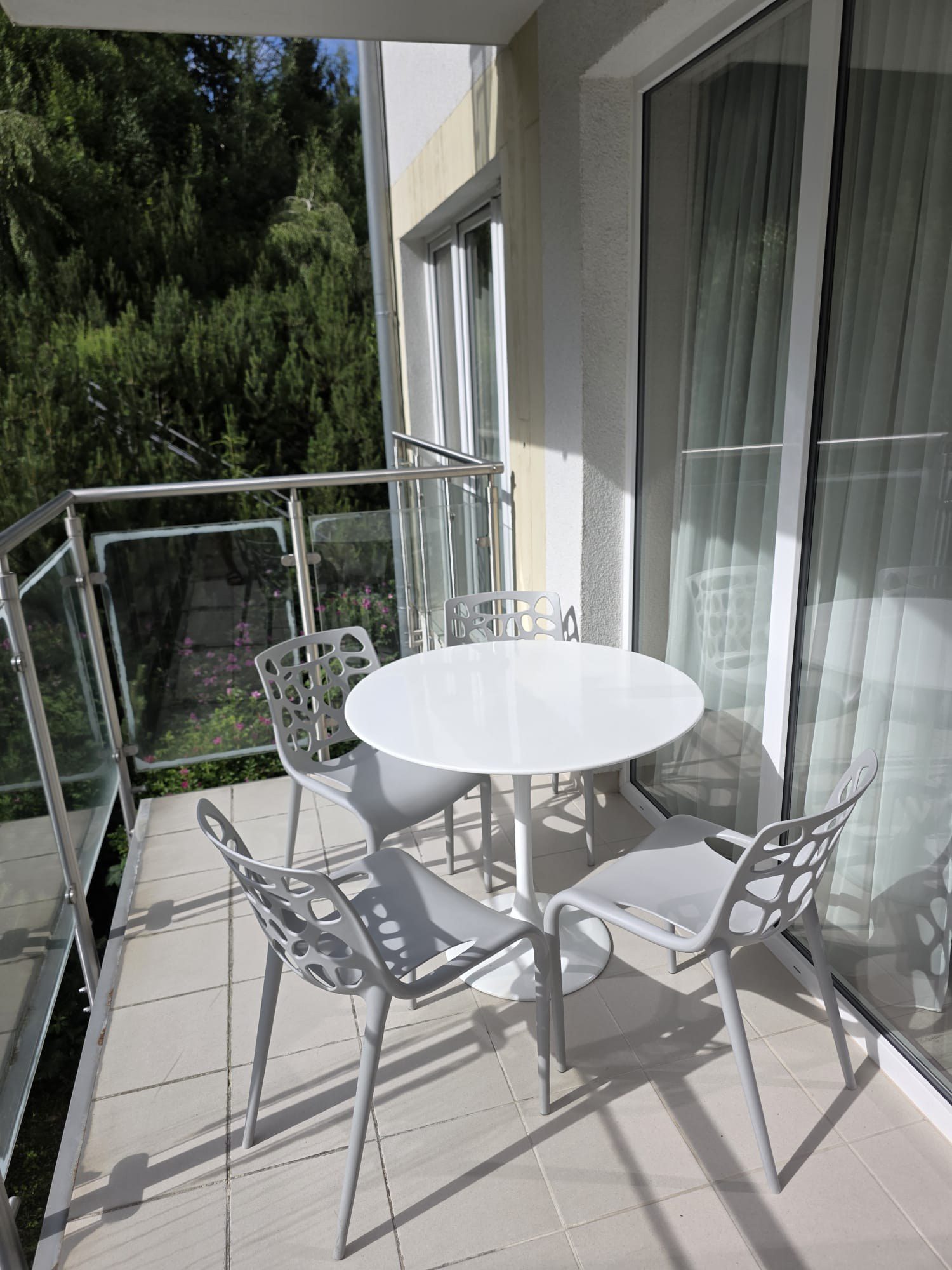 Prywatny balkon apartamentu Bormio 25 ze stolikiem